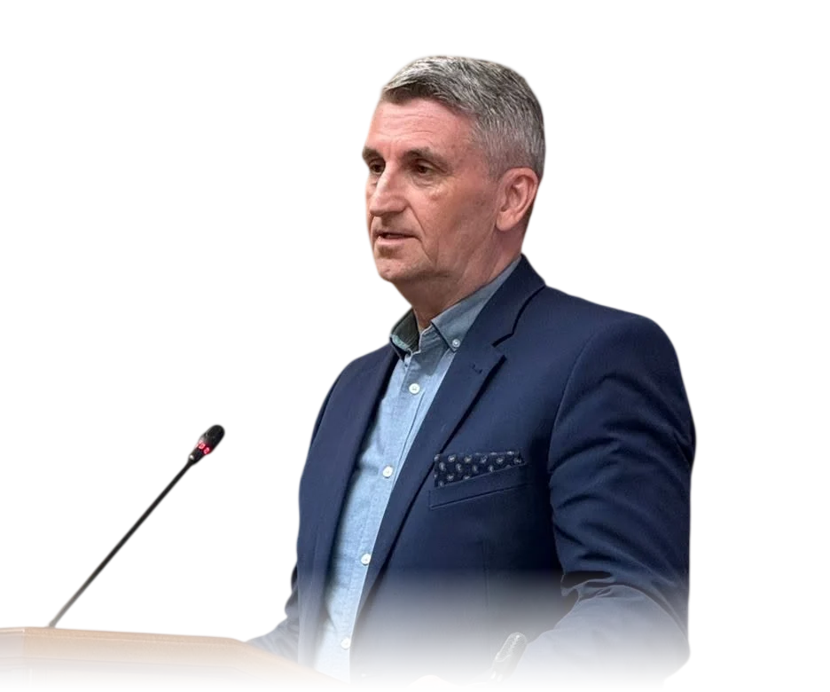 Jasmin Hasančević predaje za govornicom